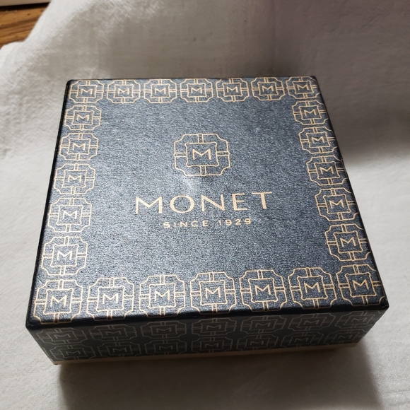 Beautiful Monet Faux Pearl Goldtone Necklace with Matching Pierced Earrings - Picture 6 of 9